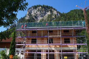 Am Neubau wird das Dach gedeckt -Endspurt! Am Neubau wird das Dach gedeckt -Endspurt!